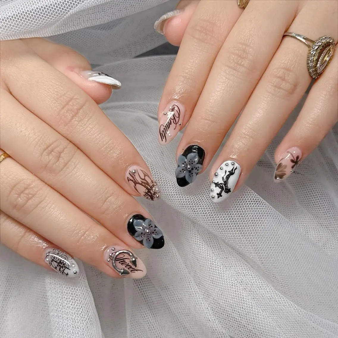 ロング カラー グラデーションカラー 韓国風ヘア ハンドネイル Bling Salonのネイルデザイン