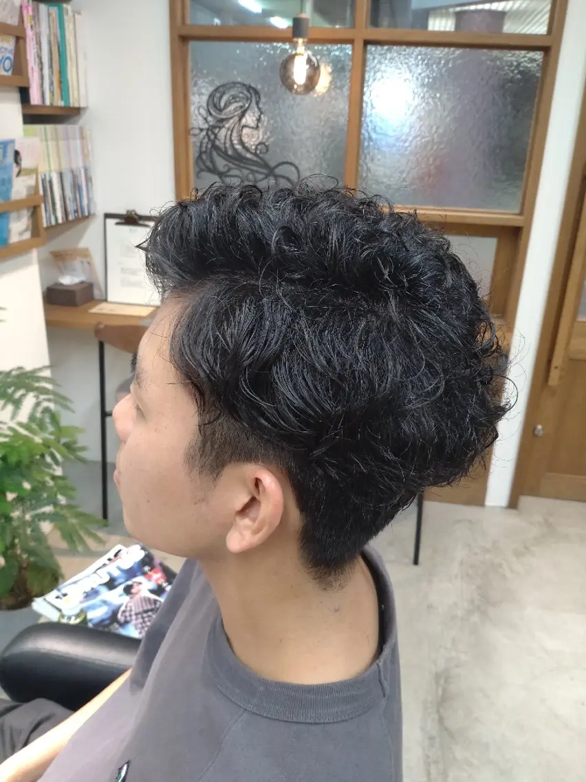 ショート パーマ メンズ 仁位 綾太のヘアスタイル