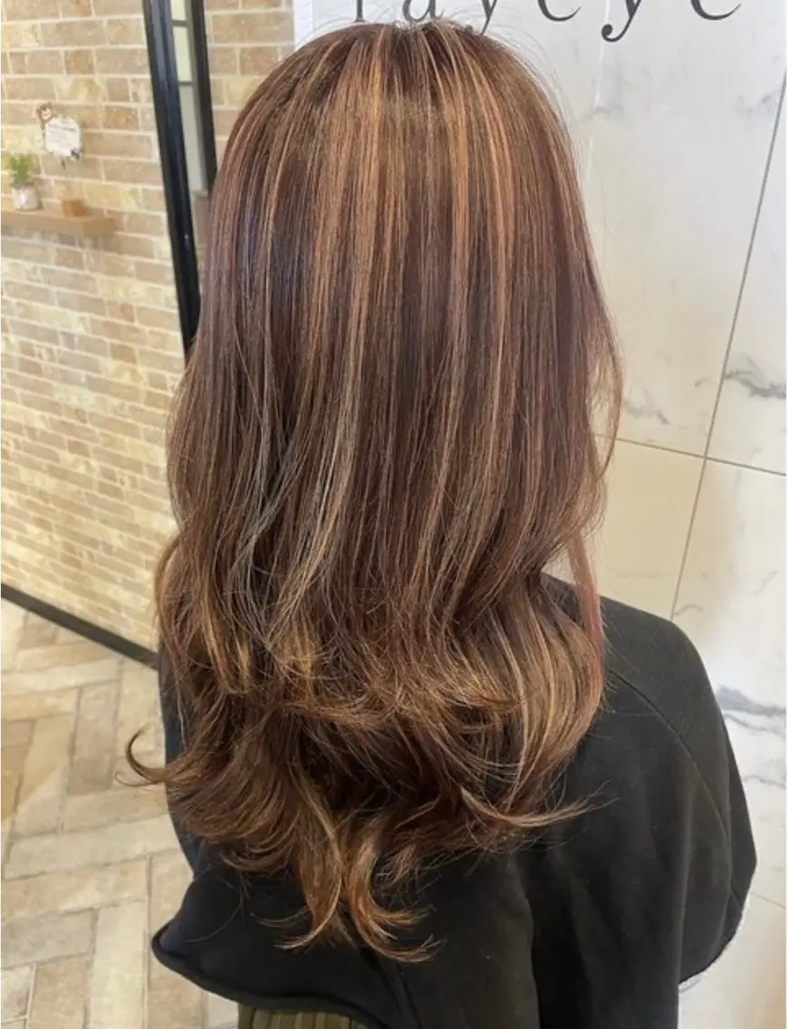 ロング ハイライト 諸見里 珠莉亜のヘアスタイル