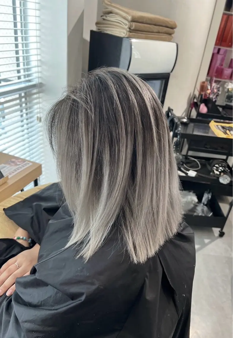 ショート カラー バレイヤージュ シルバー ホワイトシルバー レイヤーカット 指名数No.1 /NAOYAのヘアスタイル