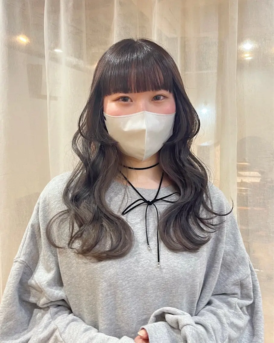 ロング ラベンダーベージュ 姫カット ワイドバング カット ヘアカラー トリートメント 義本 風佳のヘアスタイル