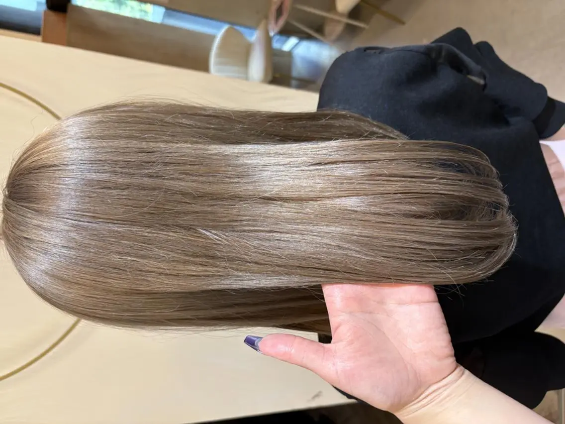 カラー ミディアム ブリーチ グレージュ ミルクティーグレージュ ヘアカラー トリートメント ルミエール ブリーチ/ハイトーンのヘアスタイル
