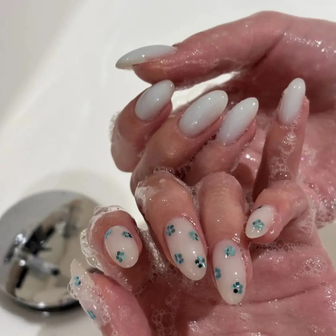 ネイル チークネイル フレンチネイル ジェルネイル ガーリー キラキラネイル ハンドネイル UM Nail Salonのネイルデザイン