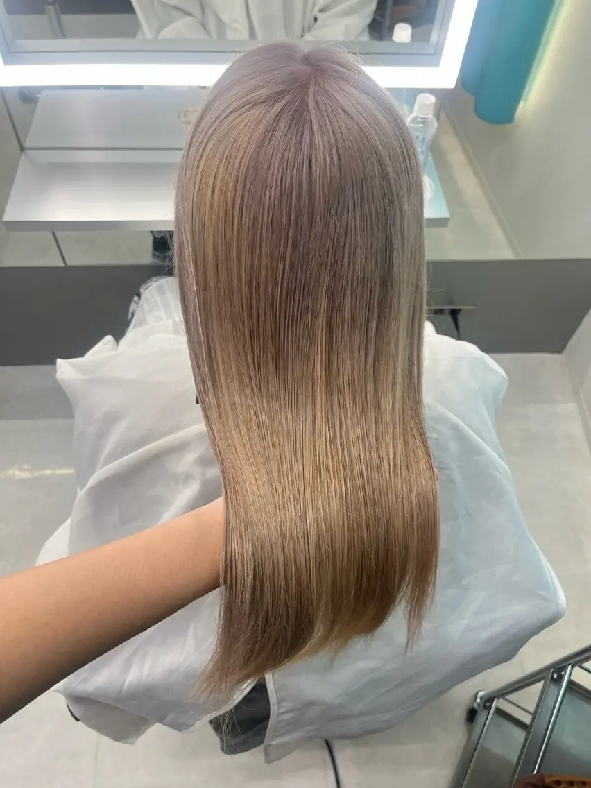 ロング カラー ベージュカラー ブリーチ ケアブリーチ ミルクティーベージュ TACE HINA / ハイトーンカラーのヘアスタイル