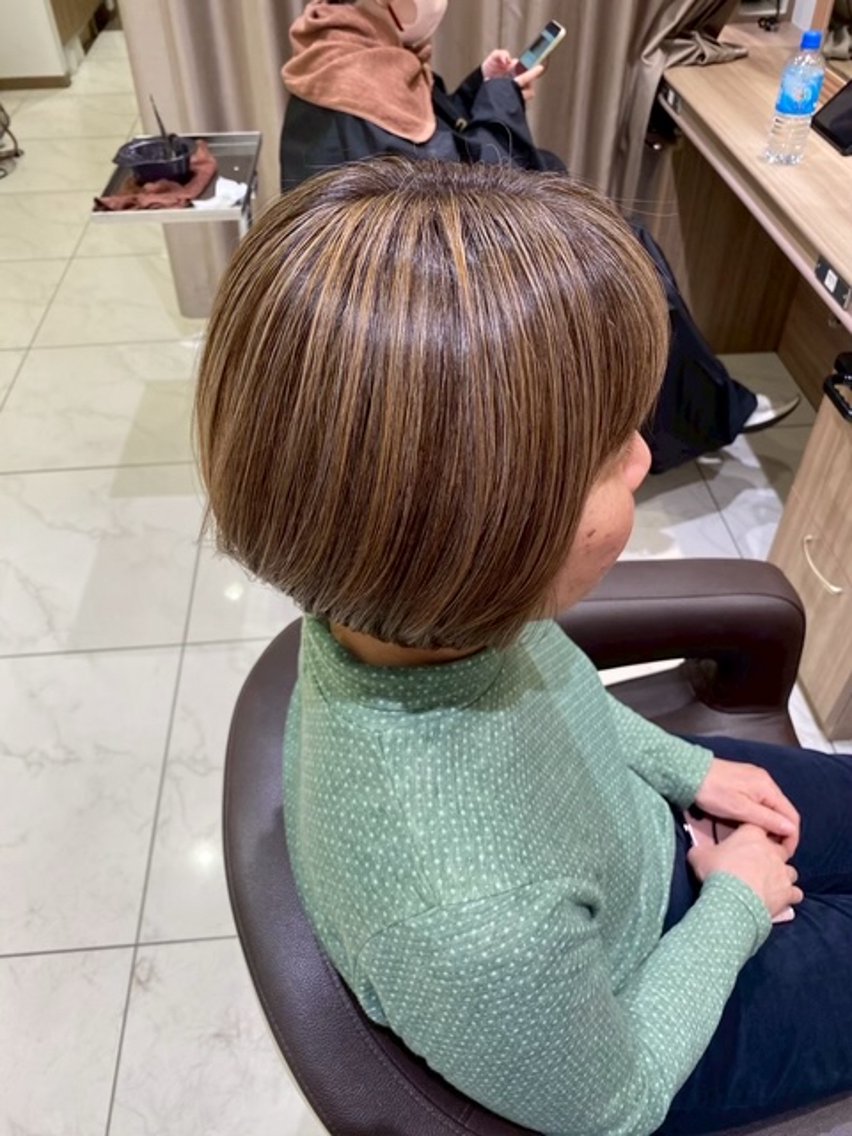 ショート カラー 透明感カラー ハイライトカラー ハイライト カット ヘアカラー ダブルカラー/ 白髪ぼかし/縮毛矯正のヘアスタイル