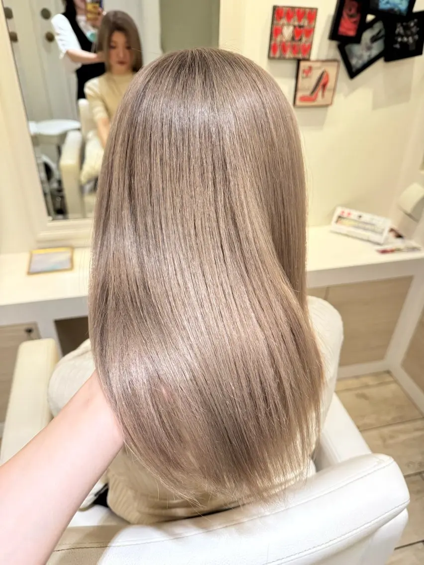 カラー ベージュカラー ブリーチ ミルクティーベージュ ヘアカラー たなかあいり クロスパーマのヘアスタイル