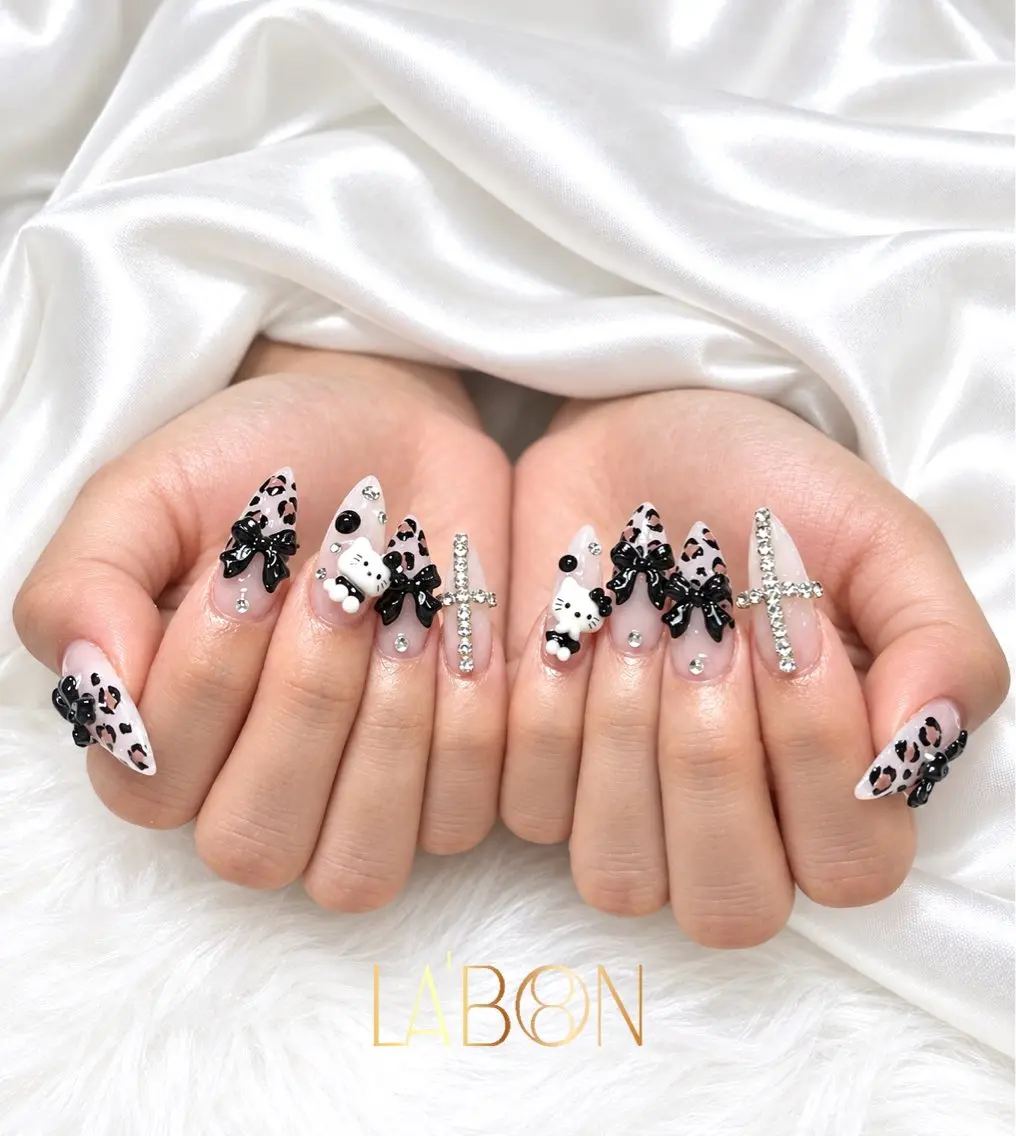 ネイル アニマル柄 キラキラネイル ロングネイル リボン Labon Nails Artのネイルデザイン