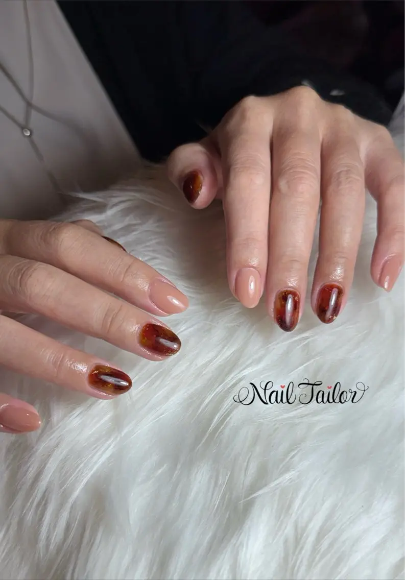 ネイル べっ甲ネイル ブラウン ニュアンスネイル オフィスネイル ハンドネイル NailTailor ネイルテイラーのネイルデザイン