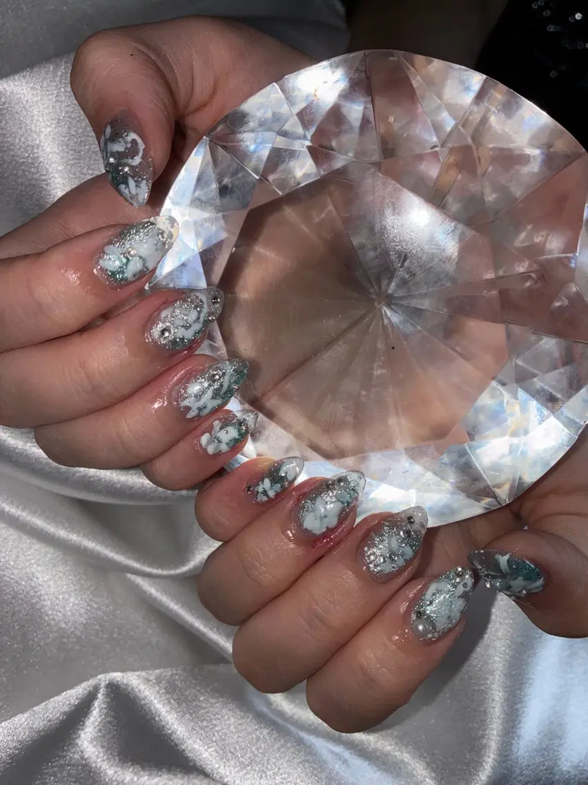 ショート ハンドネイル YOKOSUKA NAILS💅🩶のネイルデザイン
