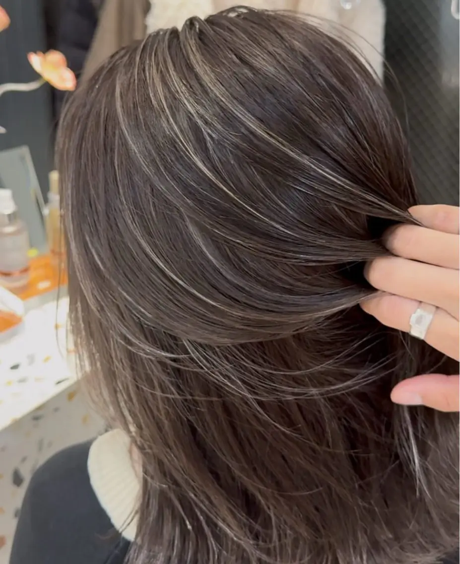 ロング ヘアカラー ハイトーン デザインカラーのヘアスタイル