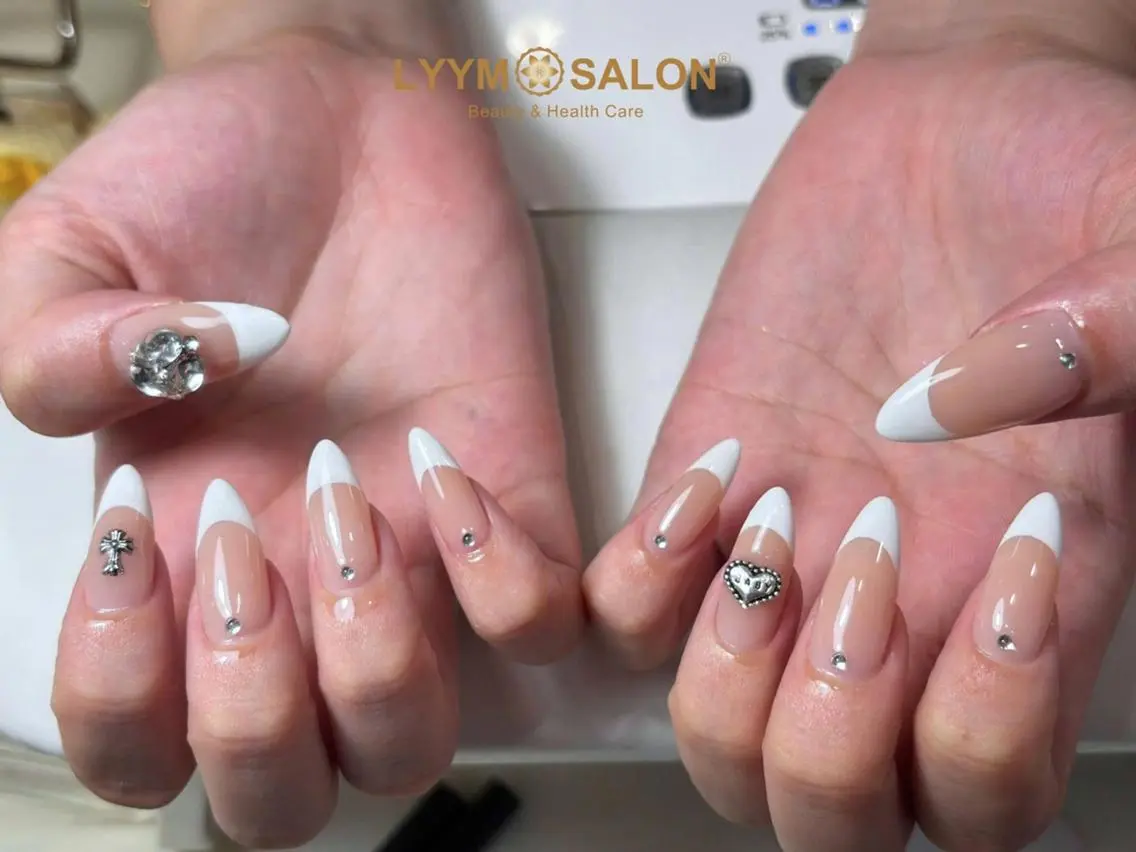 ネイル フレンチネイル ハート シンプルネイル ストーンネイル ホワイト ハンドネイル LYYM Salon Miraのネイルデザイン