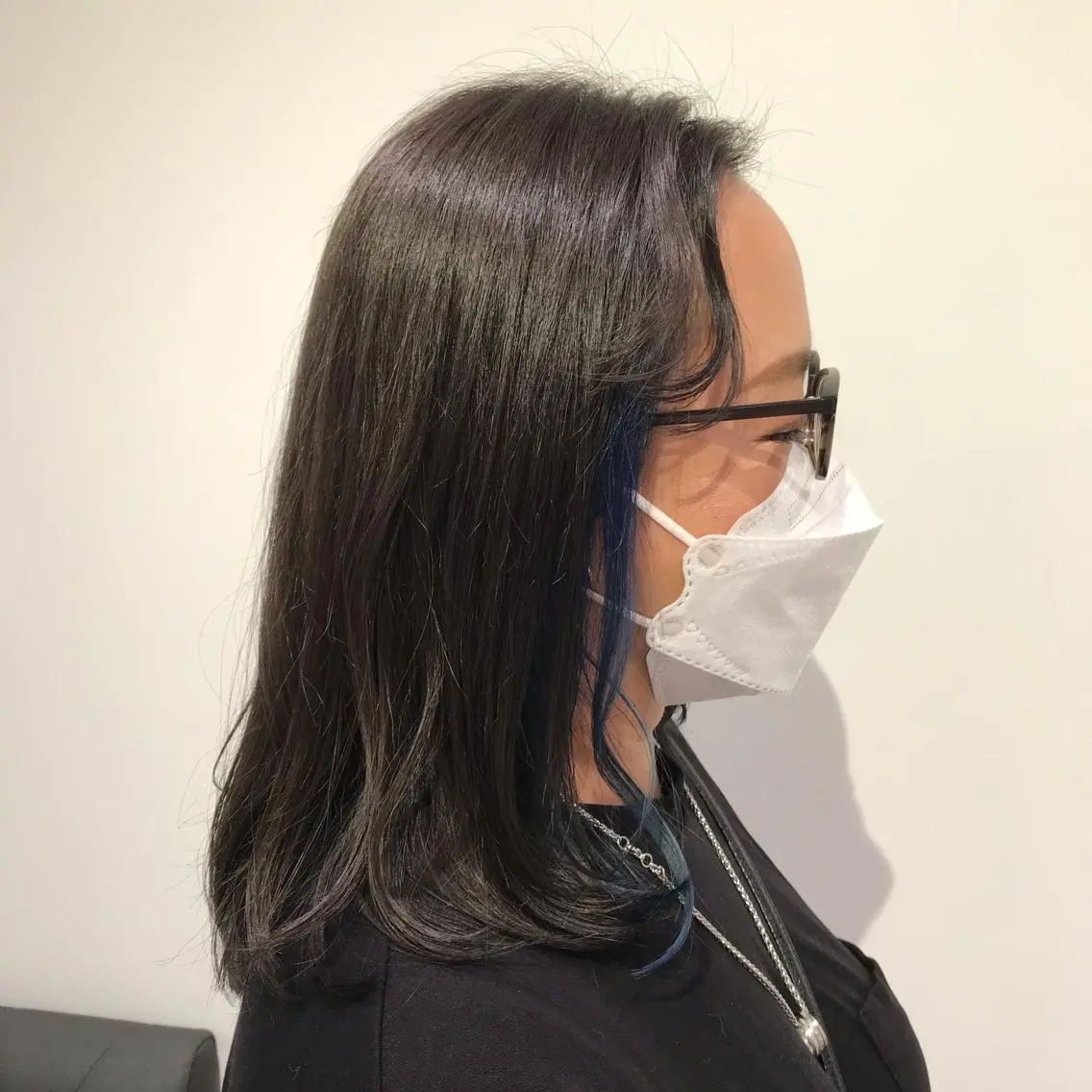セミロング カラー ブリーチ ブルーカラー イヤリングカラー グレージュ ヘアカラー トリートメント 【暖色カラー特化】 中山由梨のヘアスタイル