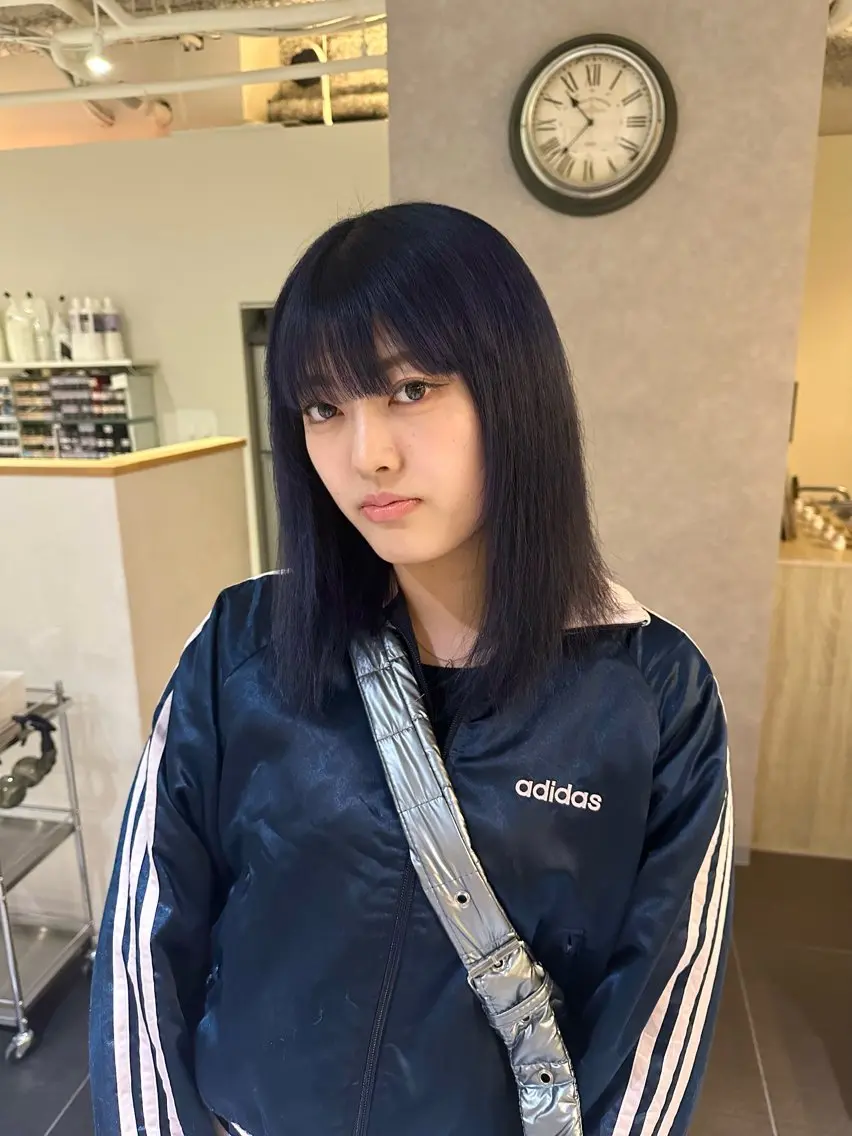 ミディアム カラー ネイビーカラー シルバー 渚音 nanoのヘアスタイル