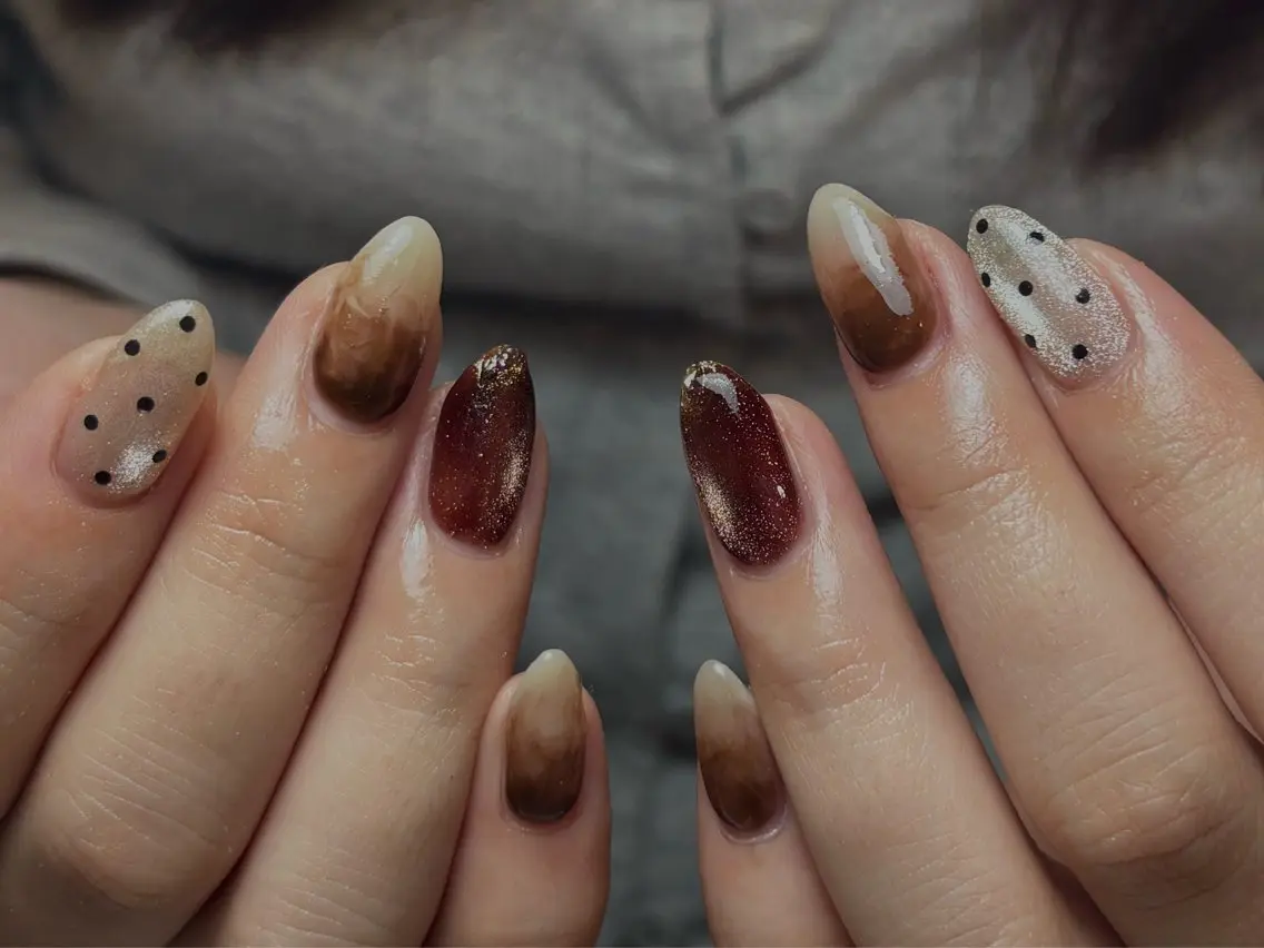 ネイル ブラウン ドット キラキラネイル 持ち込み ニュアンスネイル ハンドネイル D.d nail Rina✨のネイルデザイン