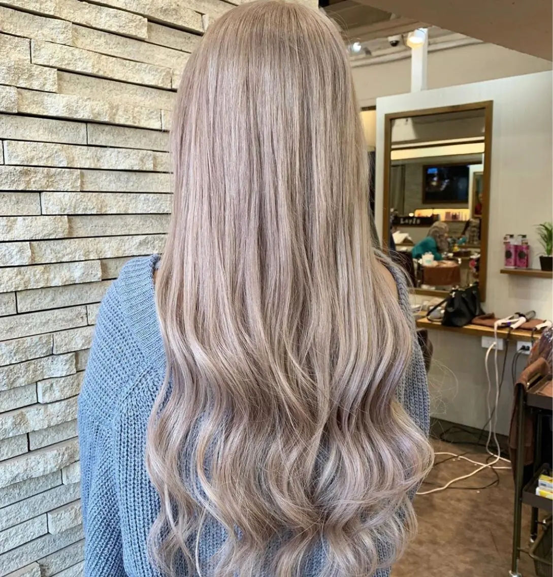 セミロング カラー ブリーチ ブロンド ホワイトブロンド ヘアカラー JIL BLAN千葉 代表　Toshikiのヘアスタイル