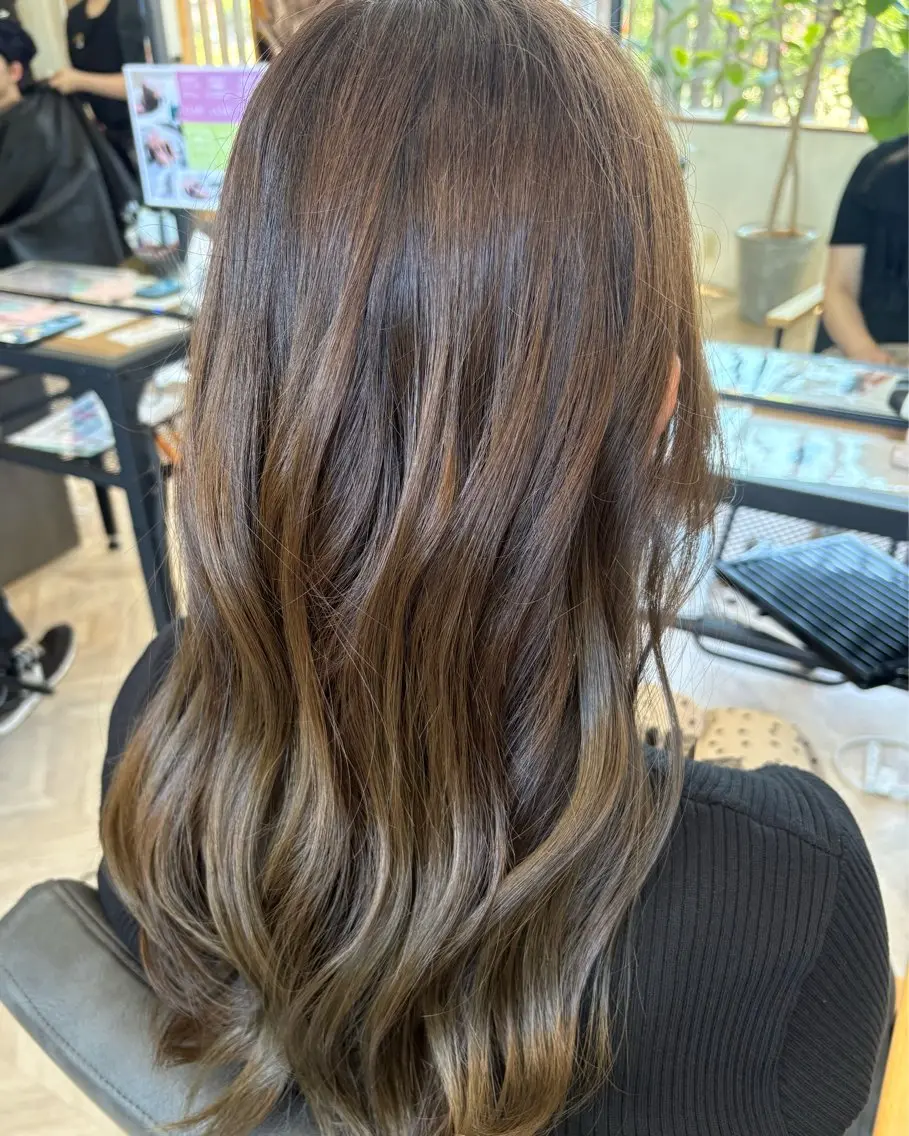 ロング アッシュ ヘアカラー トリートメント 宮崎 瑠梨のヘアスタイル