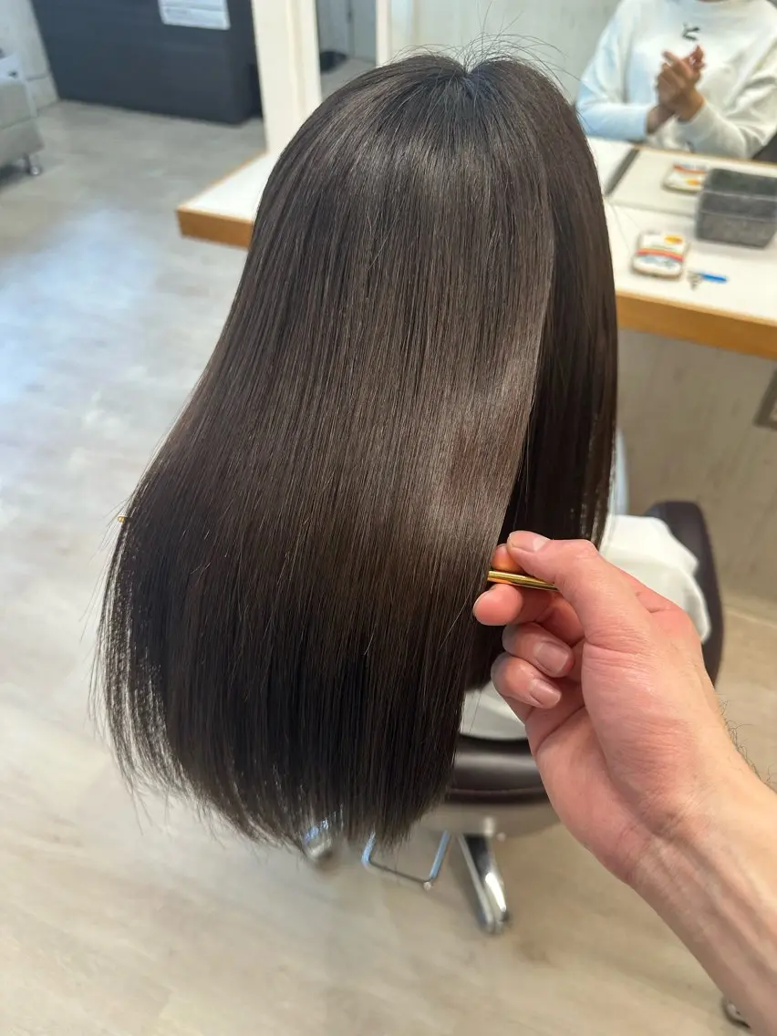 セミロング カット ヘアカラー トリートメント 艶髪、髪質改善 富田隼仁のヘアスタイル