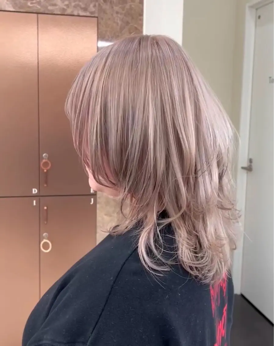 ミディアム カット ヘアカラー ハイトーン職人💗 松本輝美のヘアスタイル