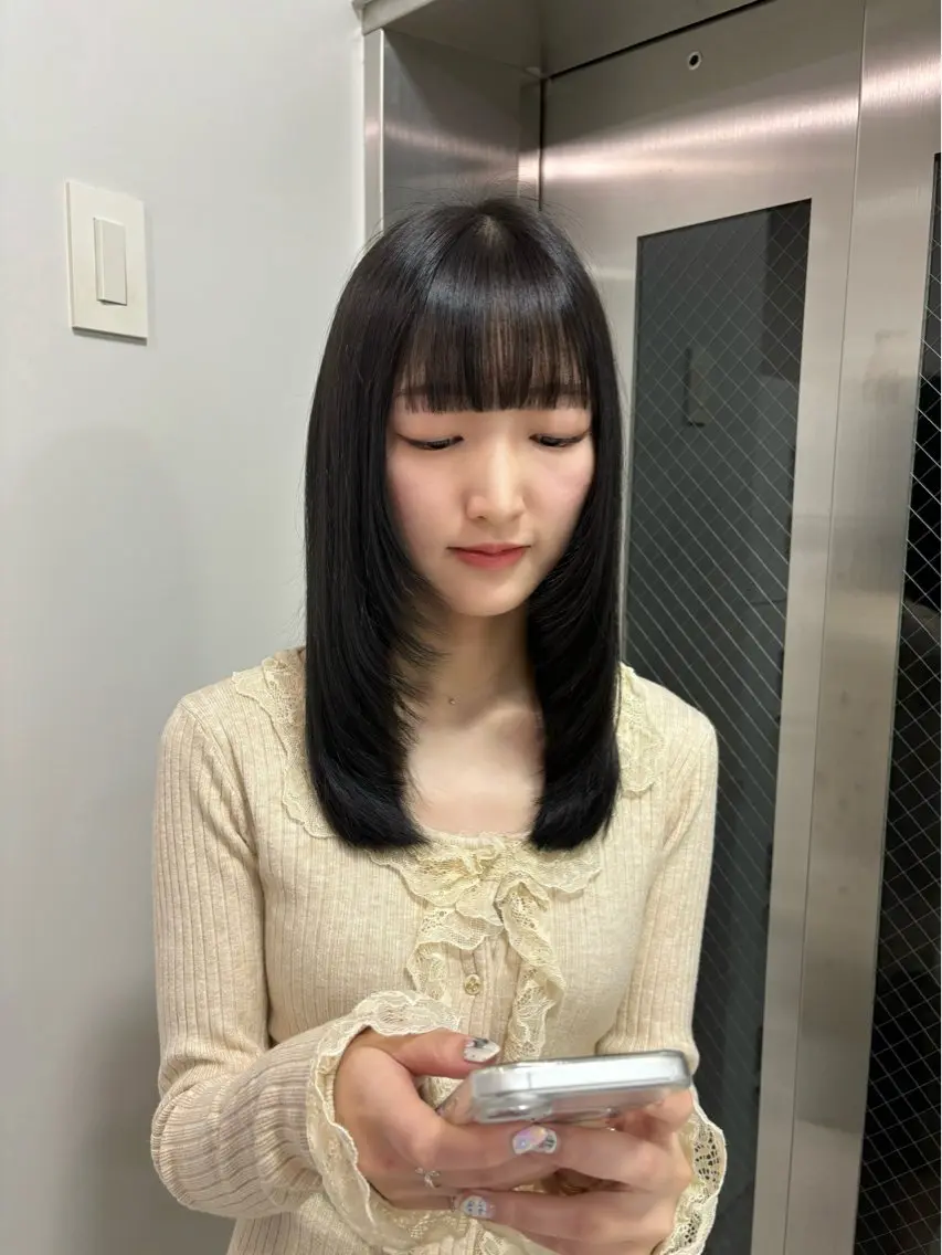 セミロング カラー 黒髪 ブルーカラー ブルーブラック 顔周りカット レイヤーカット カット ヘアカラー 韓国レイヤー/ 縮毛矯正🎀minaのヘアスタイル