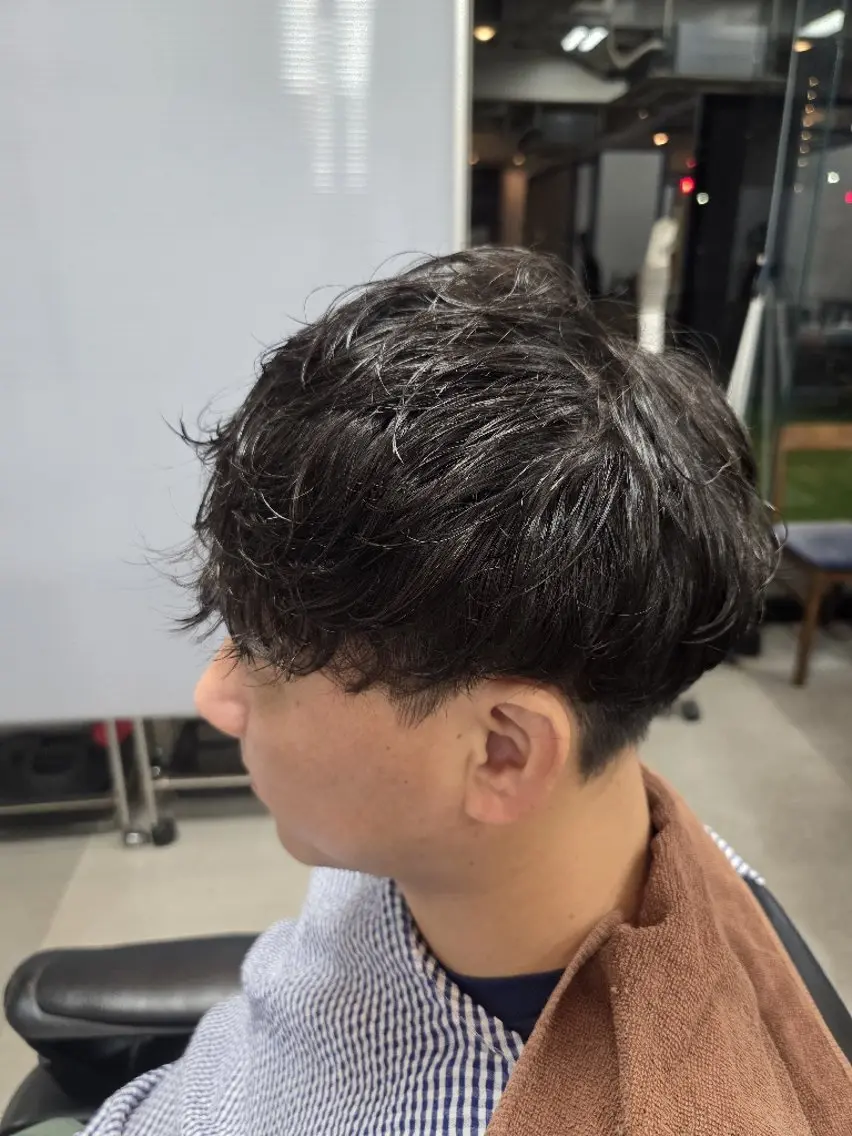 ミディアム 湯浅 俊貴のヘアスタイル