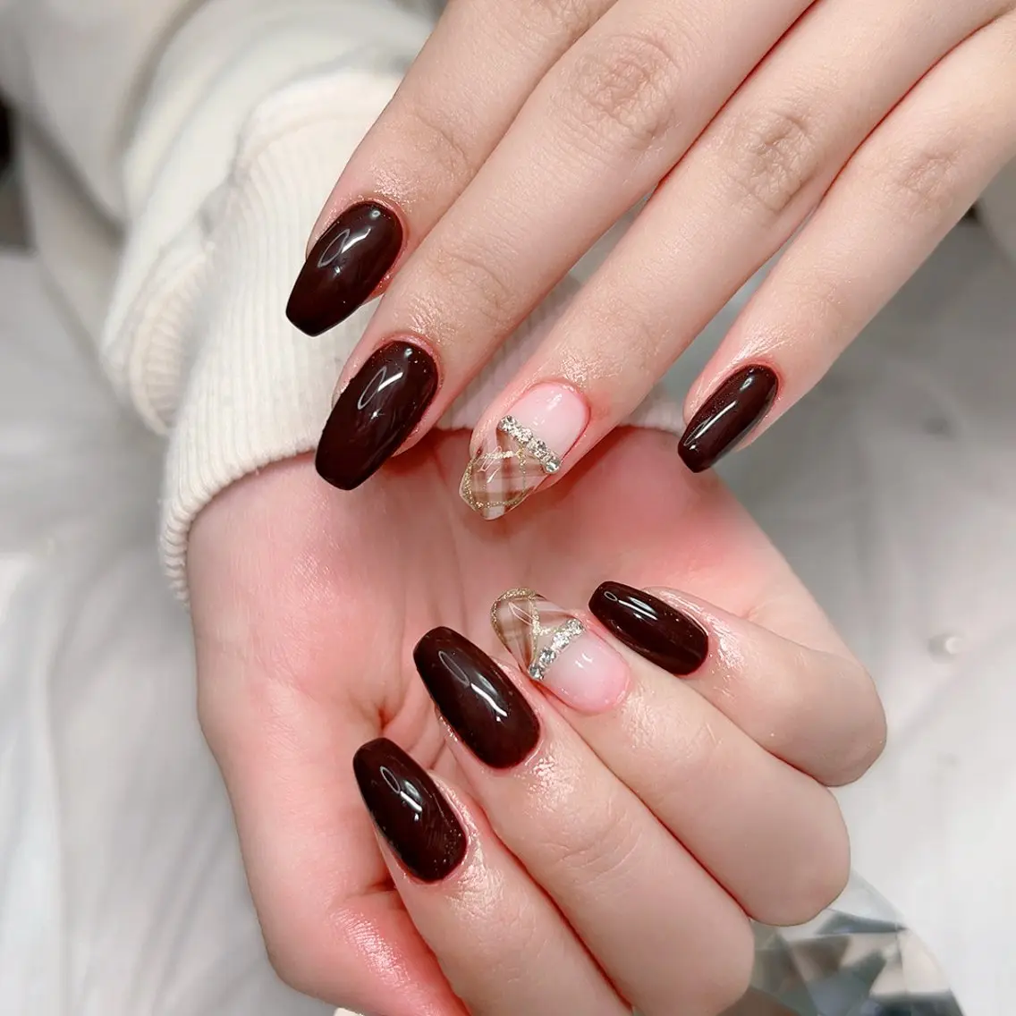 ネイル ブラウン ジェルネイル オフィスネイル シンプルネイル 冬ネイル ハンドネイル Cute Tips nailのネイルデザイン