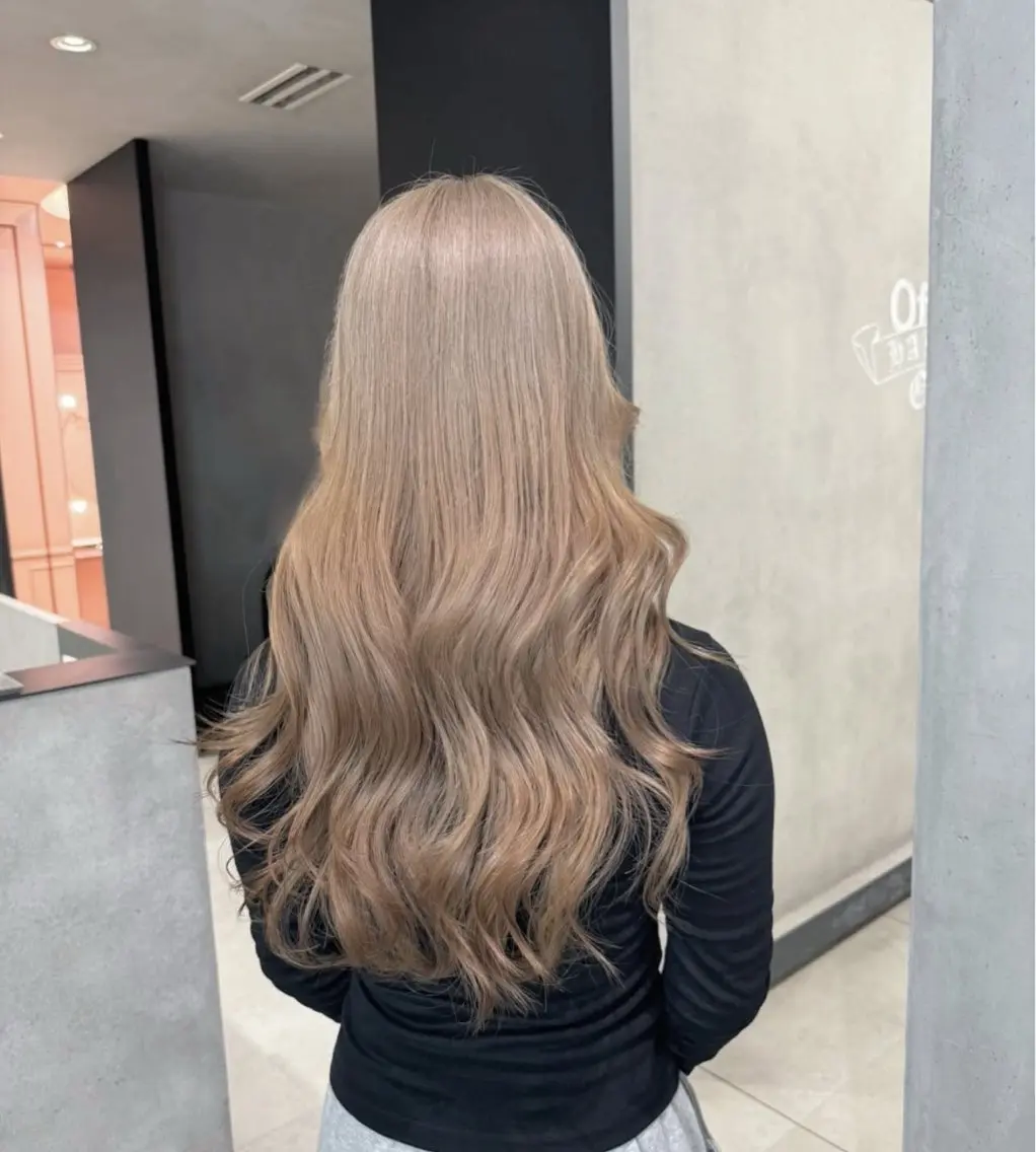 ロング カラー ヘアカラー 🇰🇷韓国風ハイ トーンKANA🖤のヘアスタイル