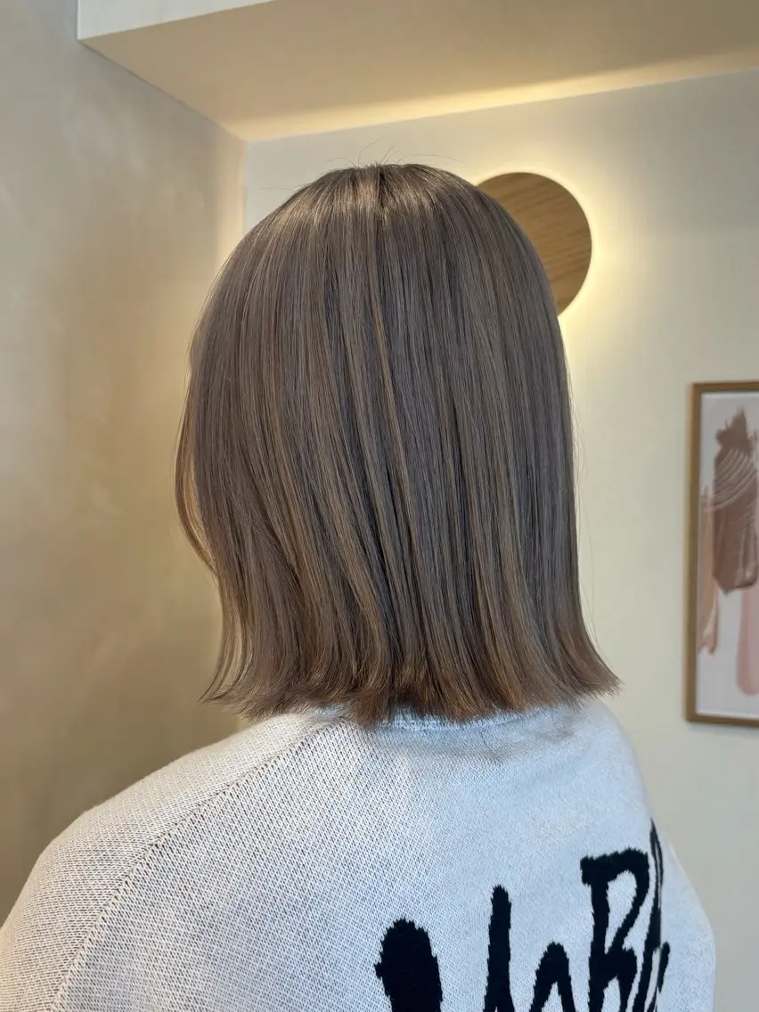 ミディアム カラー グレージュ ミルクティーグレージュ カット ヘアカラー シンバヒナノ/パーマ レイヤー/髪質改善のヘアスタイル