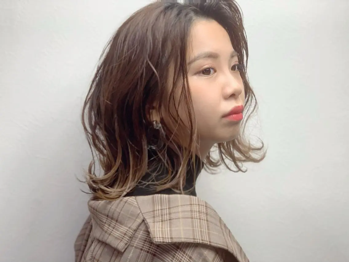 ミディアム カラー パーマ ヘアアレンジ キッズ ネイル 伸ばしかけ 外ハネヘア ウルフカット ヘアカラー トリートメント ヘッドスパ 岩崎 克秀のヘアスタイル