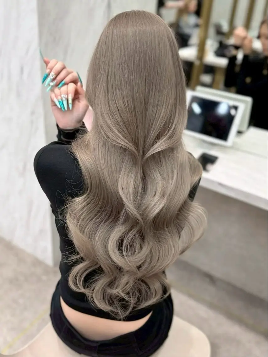 ロング カラー ヘアカラー トリートメント Lond Le'a /ハイトーンカラーのヘアスタイル