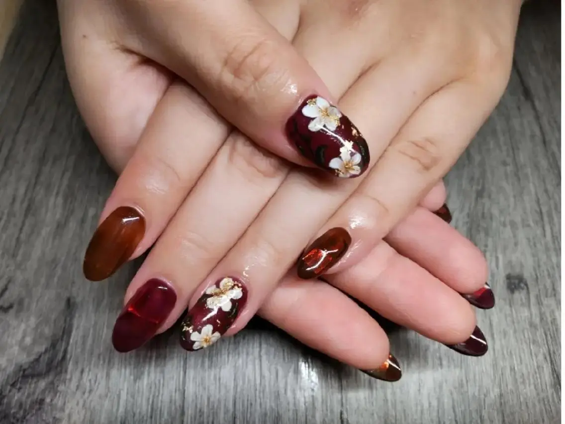 ミディアム ネイル オーロラネイル クリアネイル 長さ出し ジェルネイル 赤色 T&A nailのネイルデザイン
