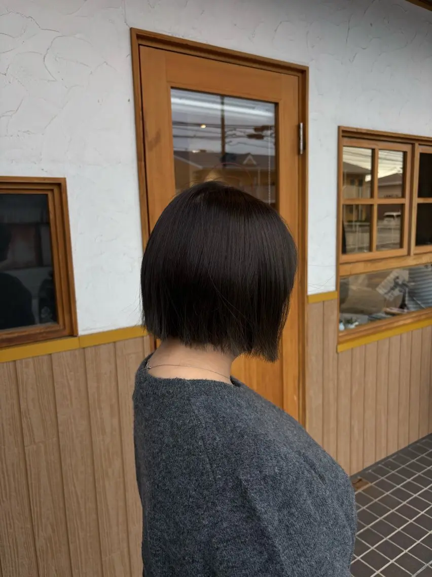 ショート カラー 透明感カラー ダークグレー ボブ ヘアカラー トリートメント 間城 樹里のヘアスタイル