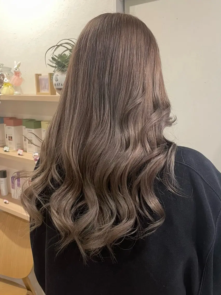 ロング カラー ブリーチ ブラウンカラー くすみブラウン ハイトーンカラー ユナ レイヤーカット モデル/ベージュのヘアスタイル