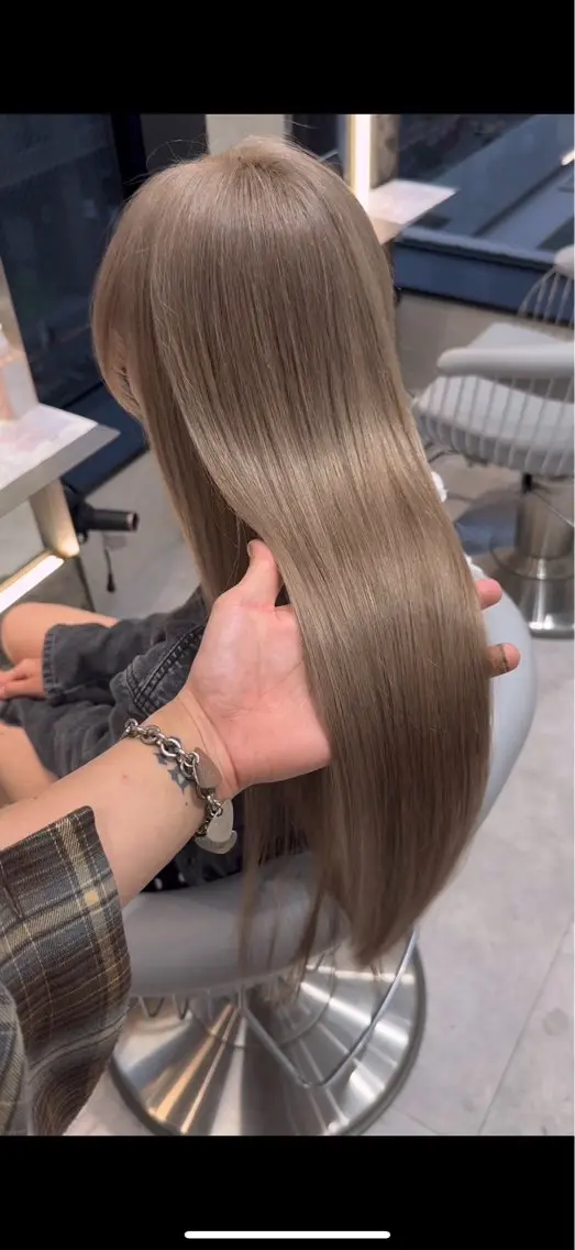 セミロング カラー カット トリートメント Lond Le'a /ハイトーンカラーのヘアスタイル