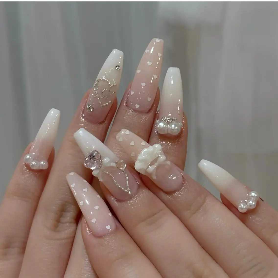 ネイル チークネイル ドット フットネイル フレンチネイル グラデーション ハンドネイル ハンドケア Nihonthy Nail 新宿のネイルデザイン