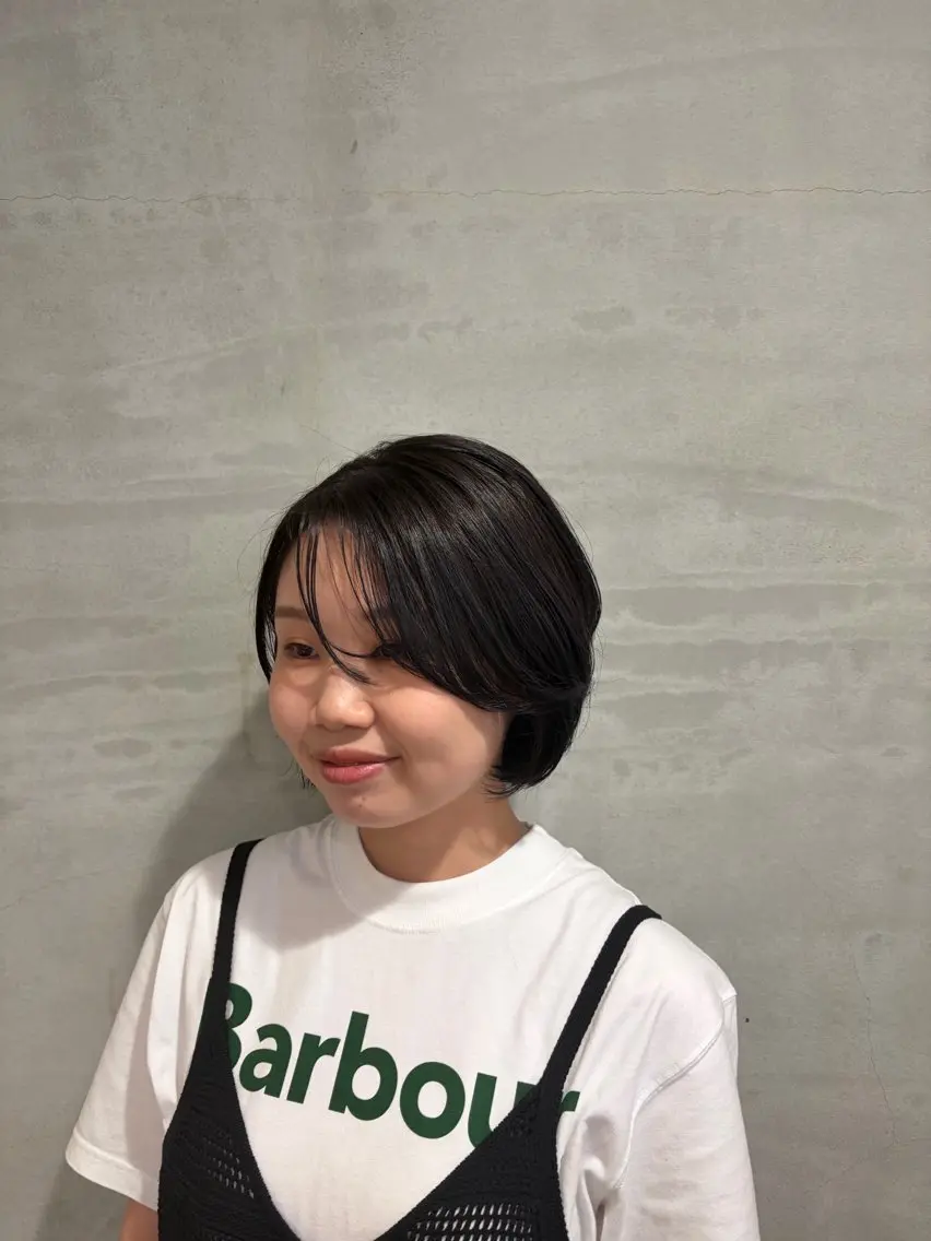 ミディアム カラー ショートボブ ブリーチ パープルカラー ボブ 外ハネヘア カット ヘアカラー momoka オリーブ/ベージュのヘアスタイル