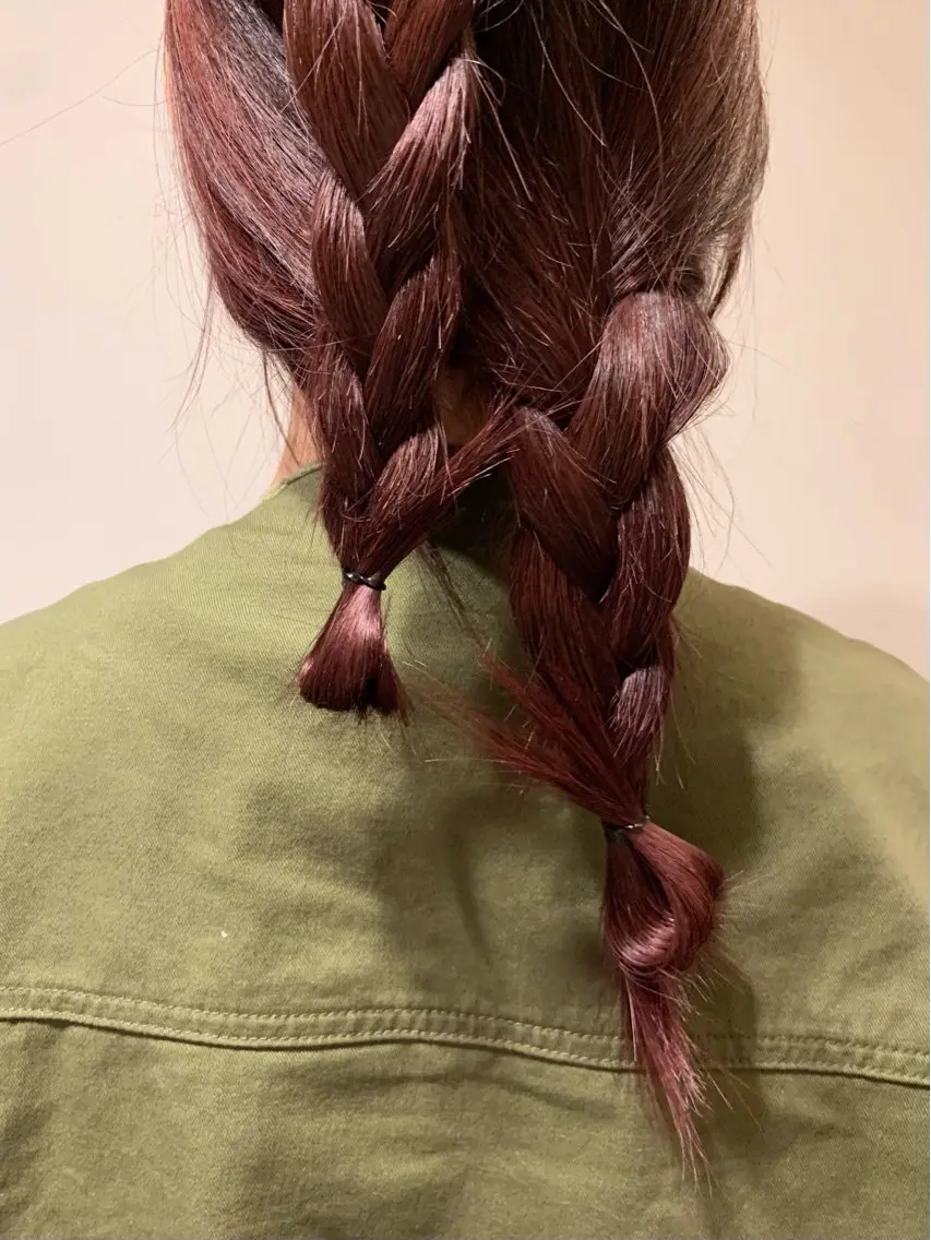 セミロング カラー ラベンダーカラー レッドカラー 落合希 Olivebeigeのヘアスタイル