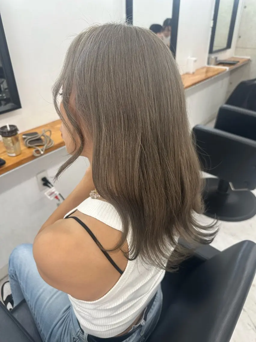 セミロング カラー ブリーチ グレージュ ヘアカラー トリートメント ヘアセット🎀透明感 カラーHiROEのヘアスタイル