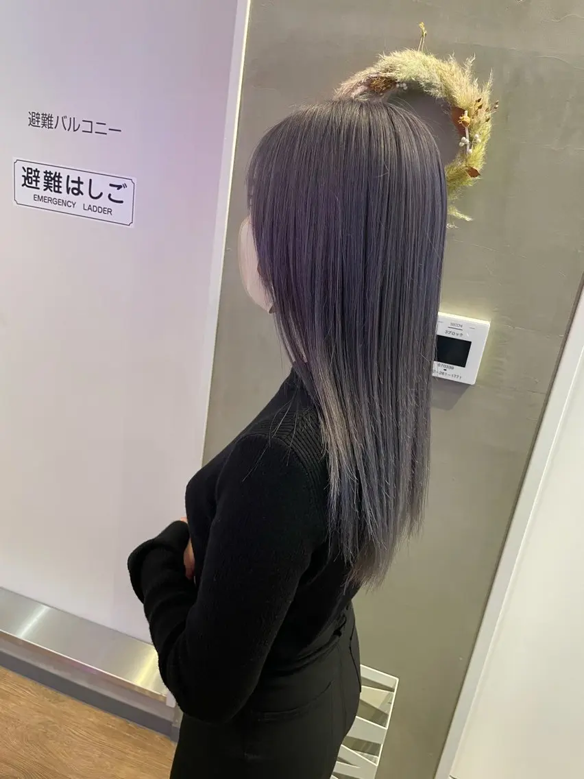 ロング カラー アッシュ アッシュグレー ブリーチ yoshi （髙橋）のヘアスタイル