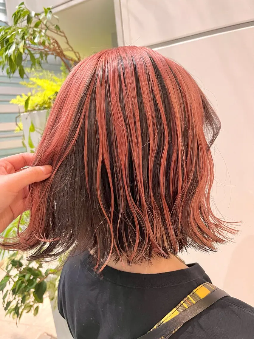ショート カラー ダークグレー ピンクカラー くさかみさき🌼暖色 /耳つぼ/オタク🌼のヘアスタイル