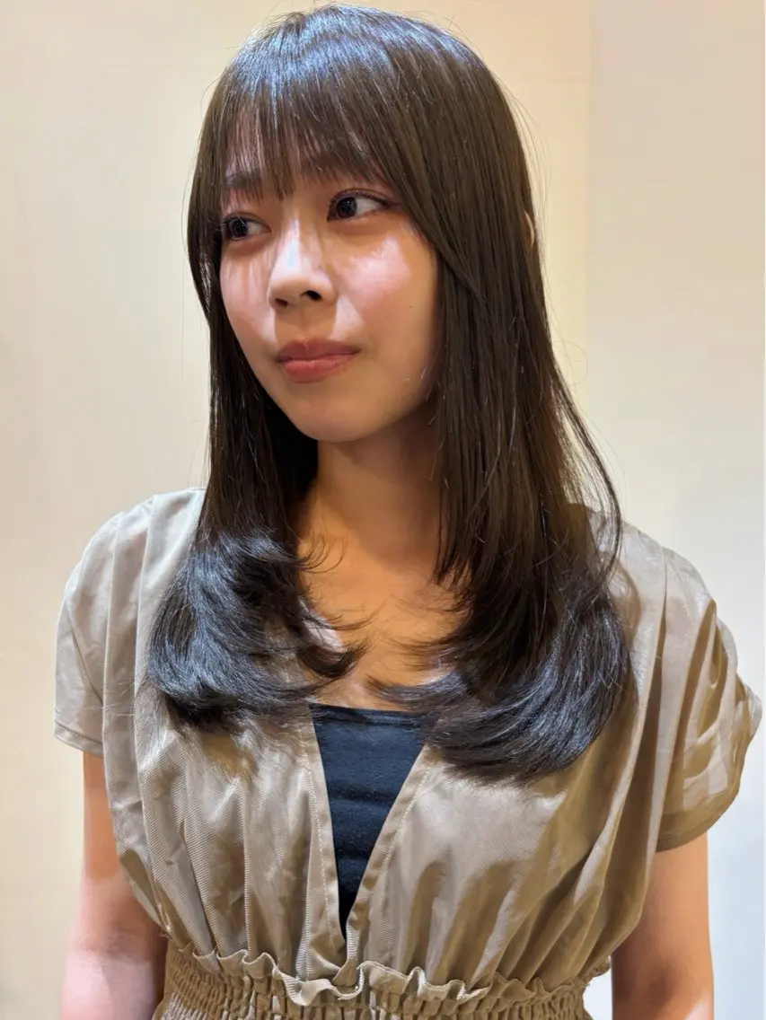 セミロング 万殿 芽以のヘアスタイル