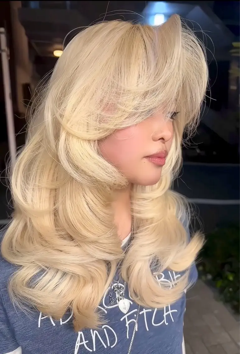 セミロング カラー ブロンド ハイトーンカラー レイヤーカット 小顔カット ヘアカラー Miho/海外レイヤ ー/バタフライカットのヘアスタイル
