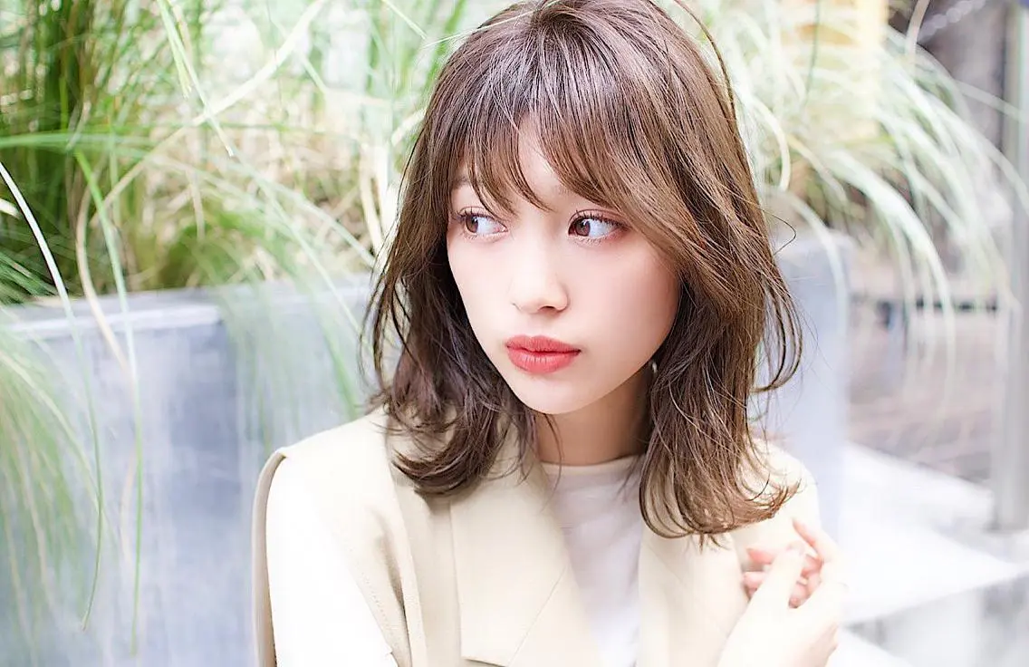 ミディアム くびれヘア レイヤーカット 外ハネヘア 鎌倉 彩のヘアスタイル