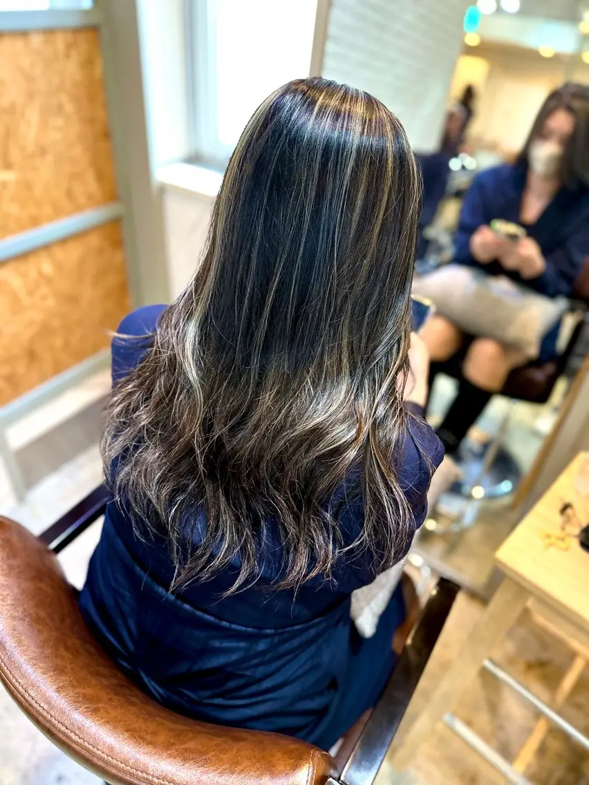 ロング ハイライト 金 春江のヘアスタイル