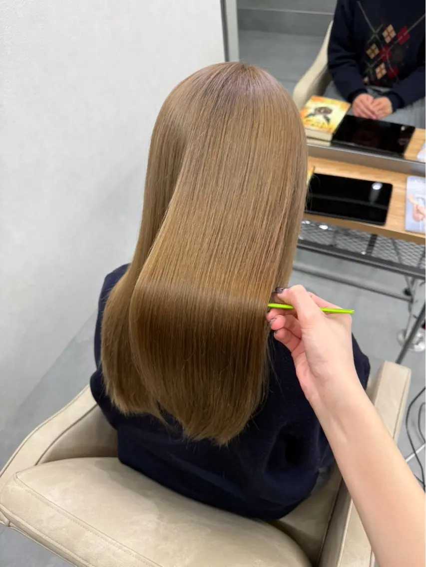 ロング カラー ベージュカラー ブリーチ ダブルカラー ミルクティーベージュ 浅見 茉美のヘアスタイル