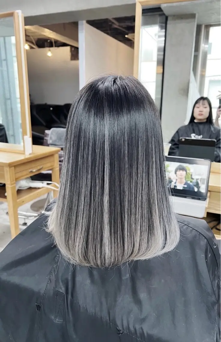 ミディアム カラー バレイヤージュ シルバー ホワイトシルバー レイヤーカット ヘアカラー トリートメント 指名数No.1 /NAOYAのヘアスタイル