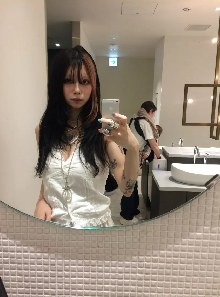 ロング カラー ブリーチ ピンクカラー レイヤーカット 小川 未来のヘアスタイル