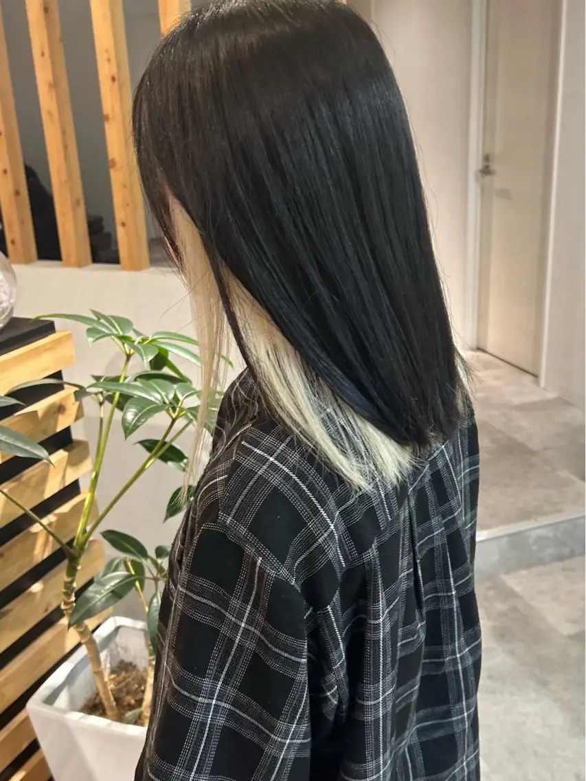 ミディアム カラー ベージュカラー インナーカラー ホワイトベージュ ヘアカラー ウルフカット レイヤーカット上柿のヘアスタイル
