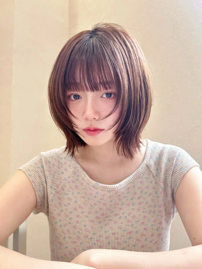 ミディアム 顔まわりレイヤー レイヤーカット カット ヘアカラー ここな Un amiのヘアスタイル