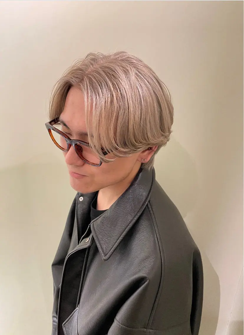 カラー メンズ メンズブリーチ センターパート メンズハイトーン マッシュ メンズパーマ メンズ似合わせ タチカワユウキのヘアスタイル