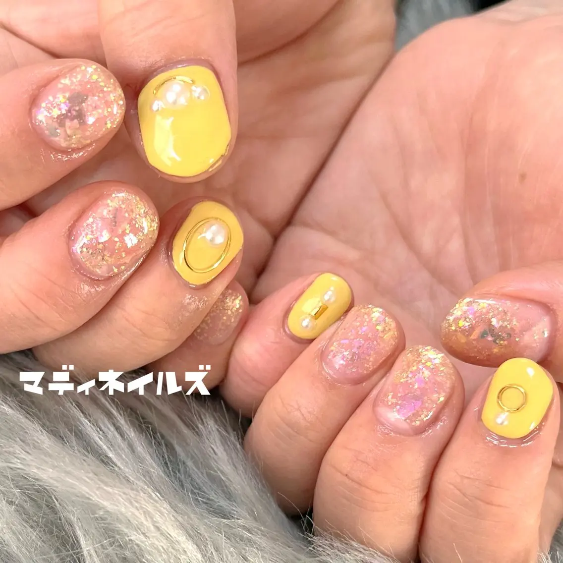 ネイル オーロラネイル ラメ(グリッター) 黄色 MADDYNAILS ✴︎柏痛ネイルのネイルデザイン
